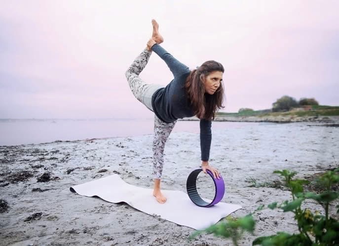 Astrid C. Elkin underviser i Dharma Yoga Wheel ved stranden i Helsingør